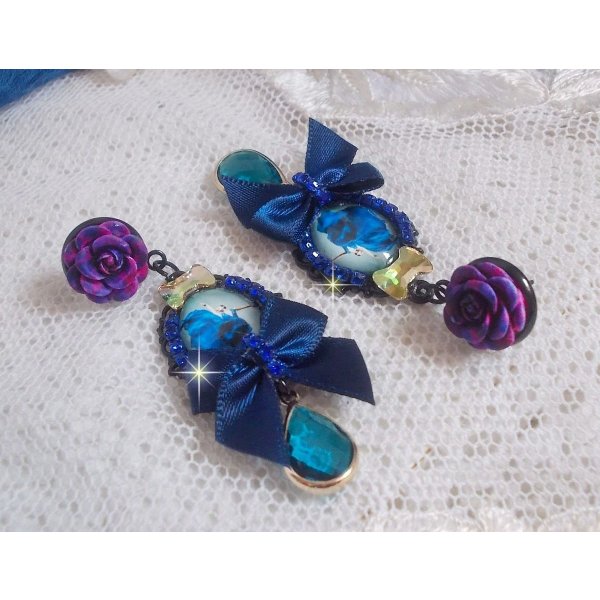 BO Ballerine In Blue en robe floue avec des n&oelig;uds en Satin et en Cristal, strass, roses en r&eacute;sine, perles en verre, perles en cristal de Quartz et clous d'oreilles en laiton