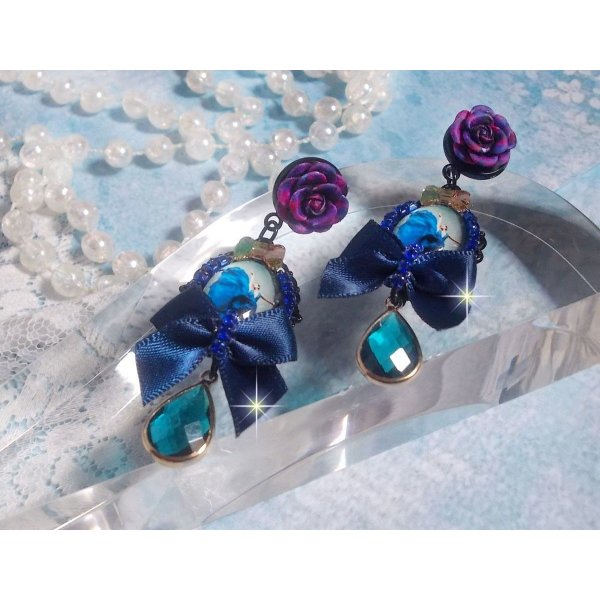 BO Ballerine In Blue en robe floue avec des n&oelig;uds en Satin et en Cristal, strass, roses en r&eacute;sine, perles en verre, perles en cristal de Quartz et clous d'oreilles en laiton