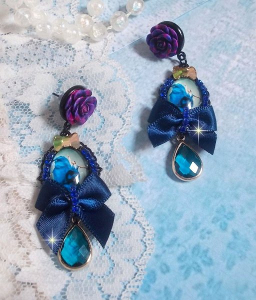 BO Ballerine In Blue en robe floue avec des n&oelig;uds en Satin et en Cristal, strass, roses en r&eacute;sine, perles en verre, perles en cristal de Quartz et clous d'oreilles en laiton