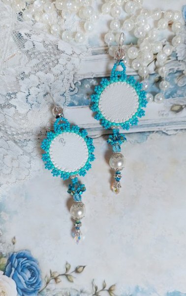 BO Beauty Alicia Blue geborduurd met Swarovski kristallen, ronde parels en Miyuki rocailles.