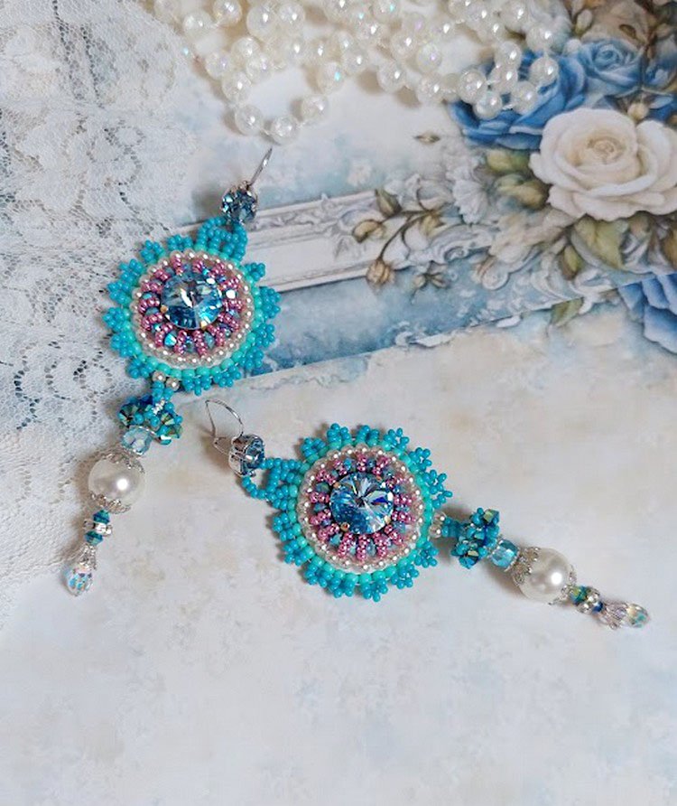 BO Beauty Alicia Blue geborduurd met Swarovski kristallen, ronde parels en Miyuki rocailles.