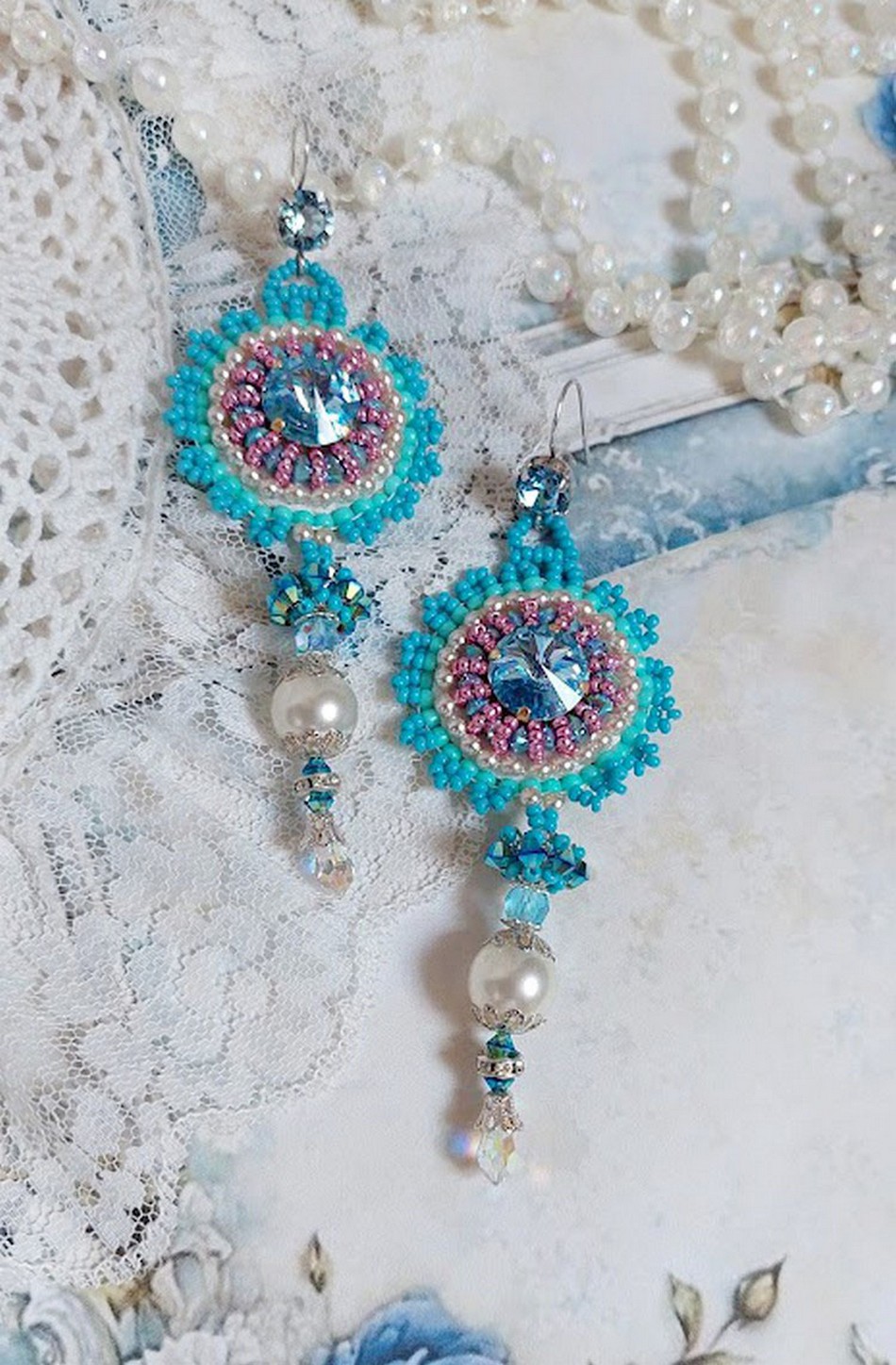 BO Beauty Alicia Blue geborduurd met Swarovski kristallen, ronde parels en Miyuki rocailles.