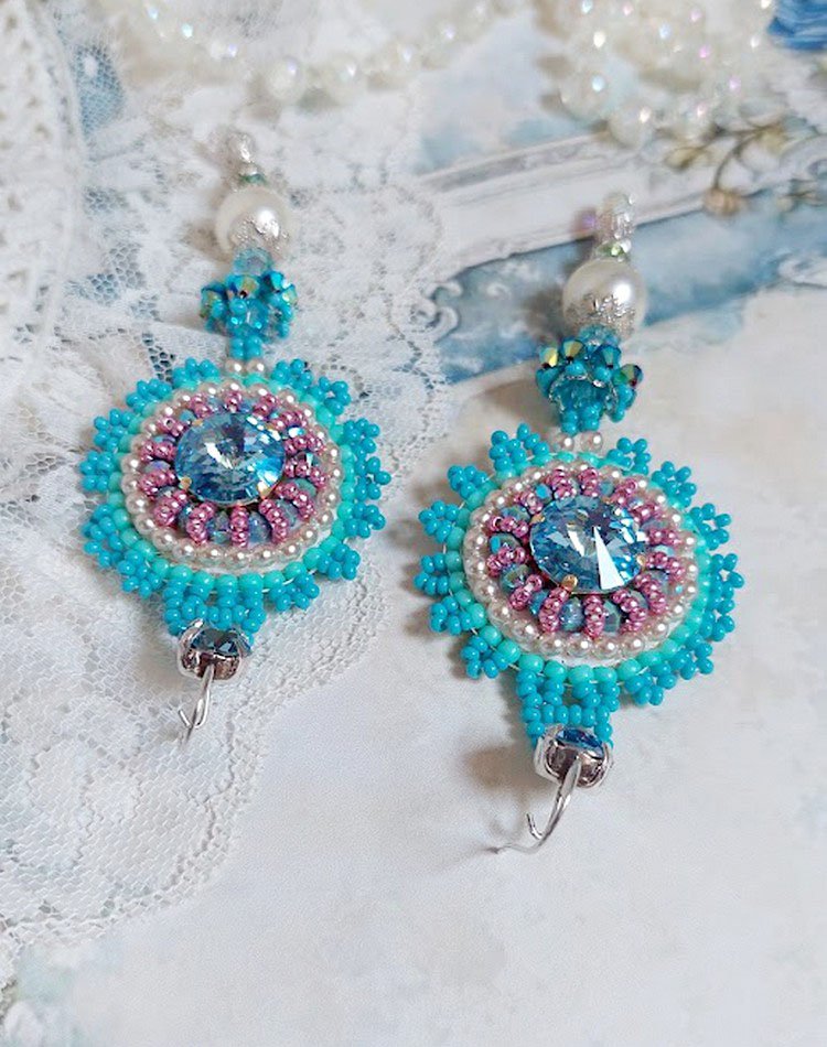 BO Beauty Alicia Blue geborduurd met Swarovski kristallen, ronde parels en Miyuki rocailles.