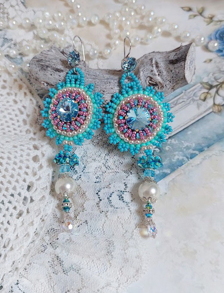 BO Beauty Alicia Blue geborduurd met Swarovski kristallen, ronde parels en Miyuki rocailles.