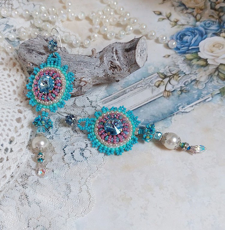 BO Beauty Alicia Blue geborduurd met Swarovski kristallen, ronde parels en Miyuki rocailles.