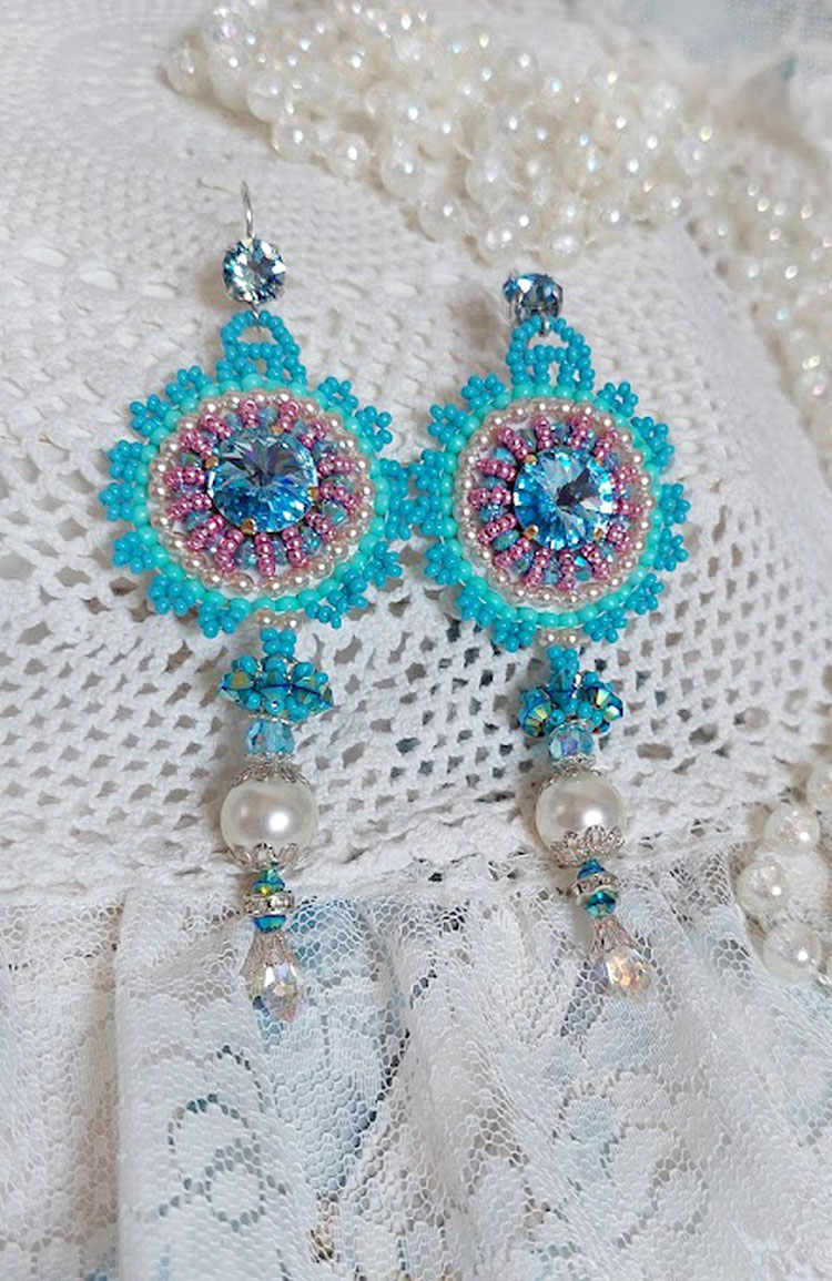 BO Beauty Alicia Blue geborduurd met Swarovski kristallen, ronde parels en Miyuki rocailles.