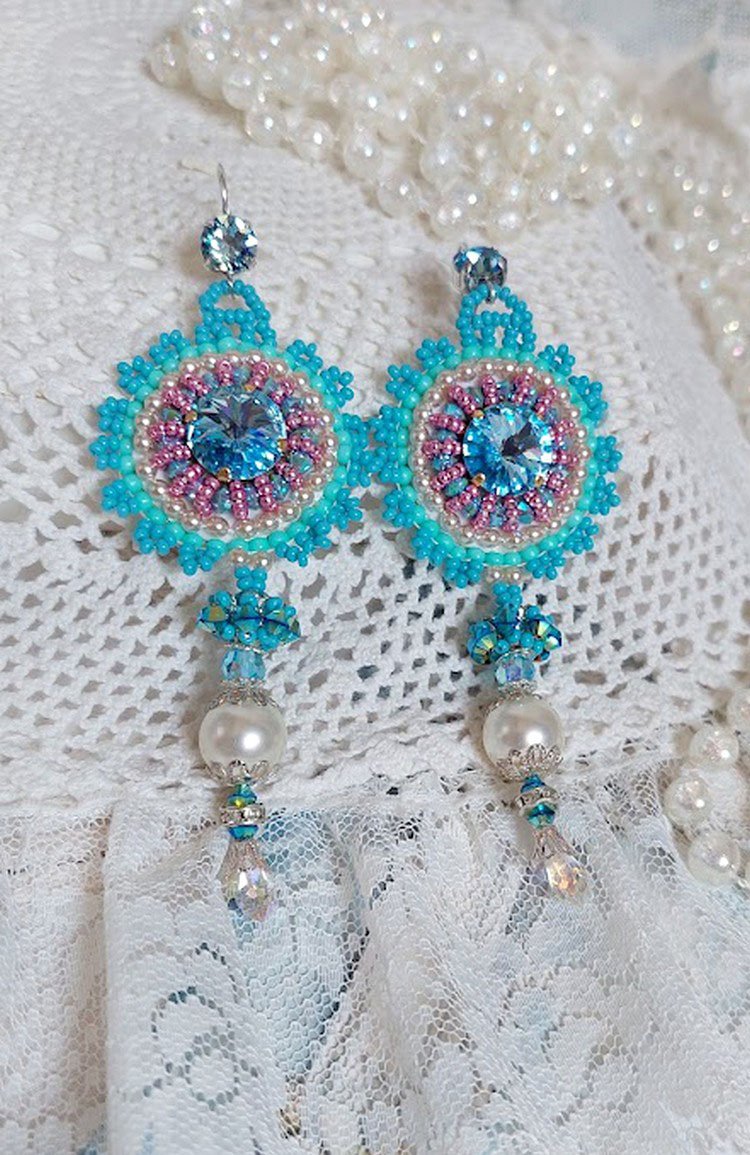 BO Beauty Alicia Blue geborduurd met Swarovski kristallen, ronde parels en Miyuki rocailles.