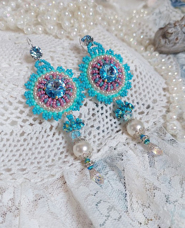 BO Beauty Alicia Blue geborduurd met Swarovski kristallen, ronde parels en Miyuki rocailles.