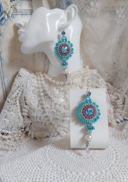 BO Beauty Alicia Blue geborduurd met Swarovski kristallen, ronde parels en Miyuki rocailles.