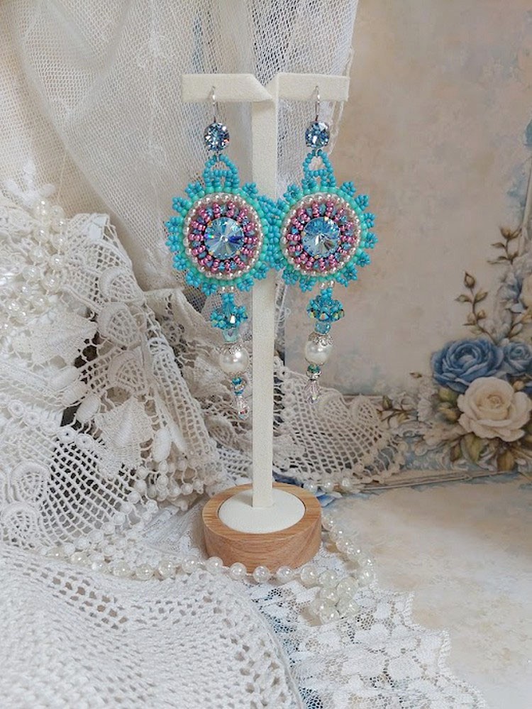 BO Beauty Alicia Blue geborduurd met Swarovski kristallen, ronde parels en Miyuki rocailles.