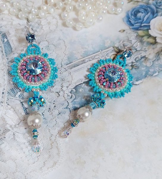 BO Beauty Alicia Blue geborduurd met Swarovski kristallen, ronde parels en Miyuki rocailles.