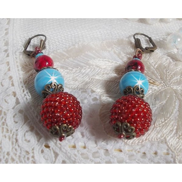 BO Bel'Art met glazen kralen en rocailles geborduurd op houten kralen