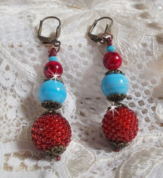 BO Bel'Art met glazen kralen en rocailles geborduurd op houten kralen