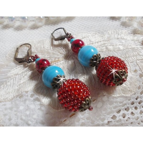 BO Bel'Art met glazen kralen en rocailles geborduurd op houten kralen