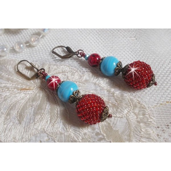 BO Bel'Art met glazen kralen en rocailles geborduurd op houten kralen