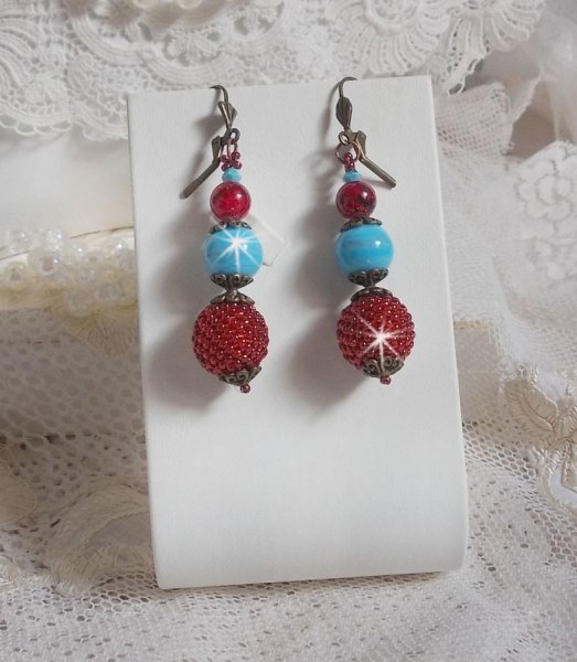 BO Bel'Art met glazen kralen en rocailles geborduurd op houten kralen