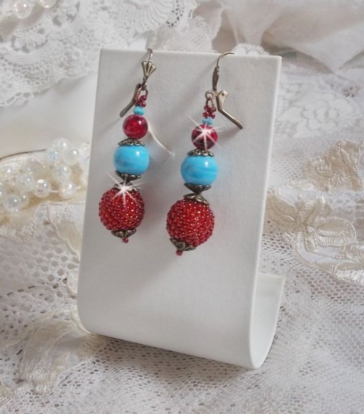 BO Bel'Art met glazen kralen en rocailles geborduurd op houten kralen