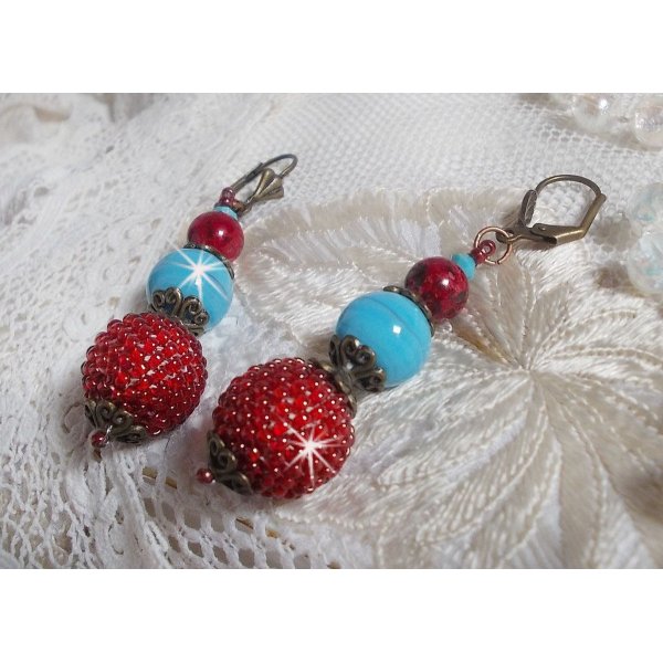 BO Bel'Art met glazen kralen en rocailles geborduurd op houten kralen