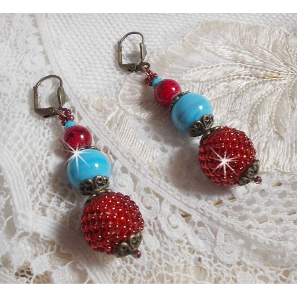 BO Bel'Art met glazen kralen en rocailles geborduurd op houten kralen