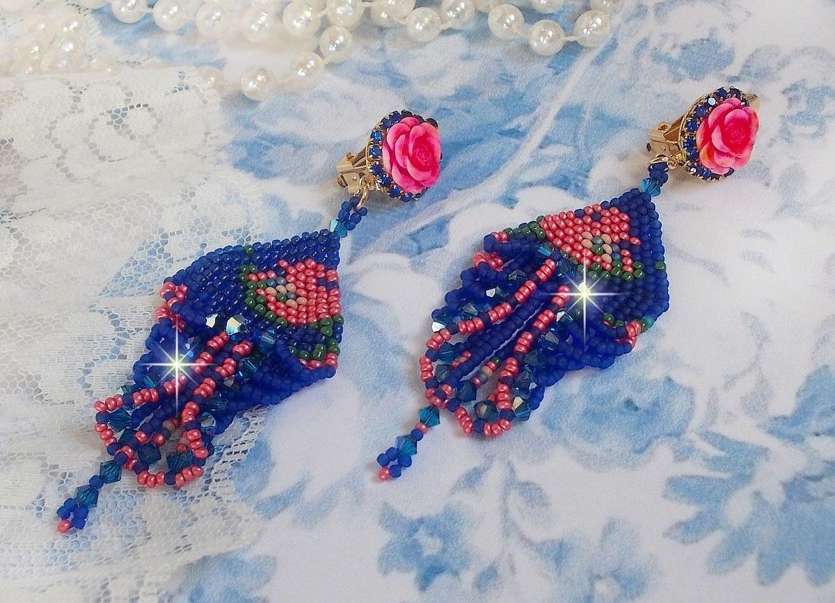 BO Bel'Nuit Bleue gemaakt met hoogwaardige rocailles, Swarovski kristallen, hars cabochons en een strass ketting.