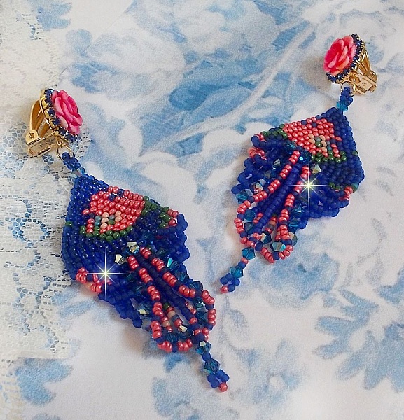 BO Bel'Nuit Bleue gemaakt met hoogwaardige rocailles, Swarovski kristallen, hars cabochons en een strass ketting.