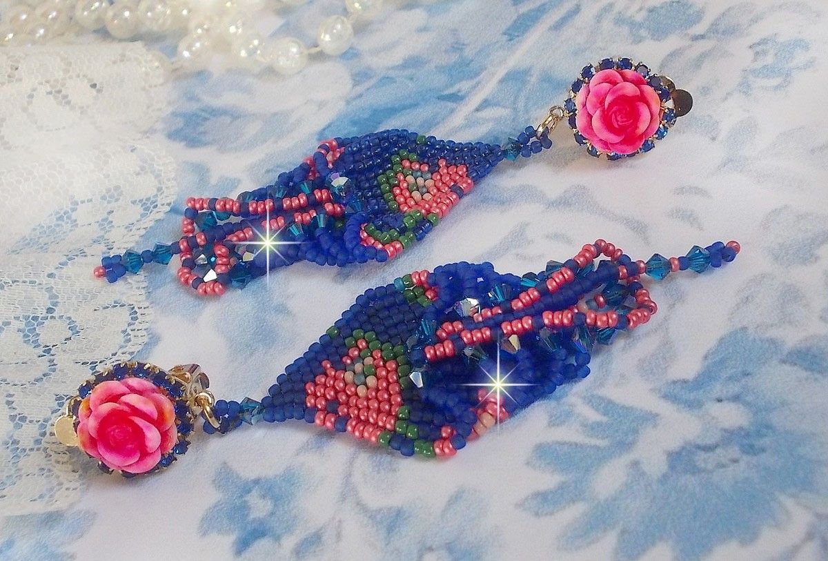 BO Bel'Nuit Bleue gemaakt met hoogwaardige rocailles, Swarovski kristallen, hars cabochons en een strass ketting.