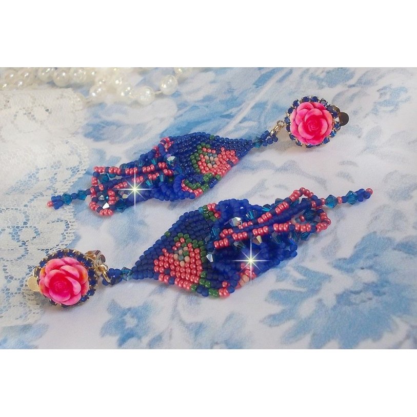 BO Bel'Nuit Bleue gemaakt met hoogwaardige rocailles, Swarovski kristallen, hars cabochons en een strass ketting.