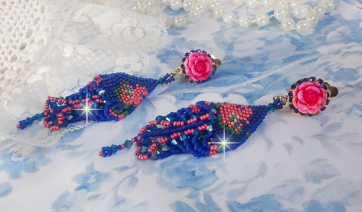 BO Bel'Nuit Bleue gemaakt met hoogwaardige rocailles, Swarovski kristallen, hars cabochons en een strass ketting.