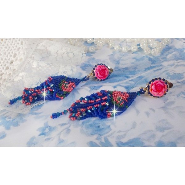 BO Bel'Nuit Bleue gemaakt met hoogwaardige rocailles, Swarovski kristallen, hars cabochons en een strass ketting.