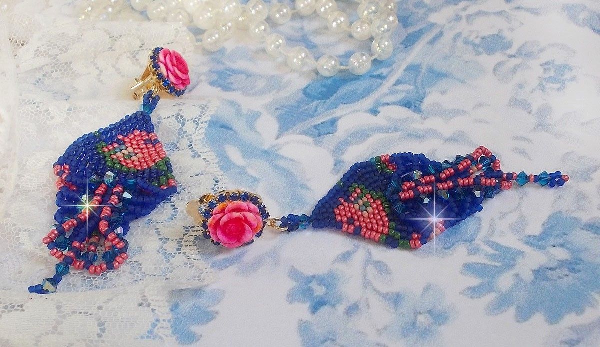 BO Bel'Nuit Bleue gemaakt met hoogwaardige rocailles, Swarovski kristallen, hars cabochons en een strass ketting.