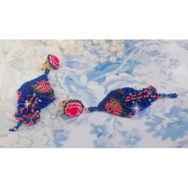 BO Bel'Nuit Bleue gemaakt met hoogwaardige rocailles, Swarovski kristallen, hars cabochons en een strass ketting.