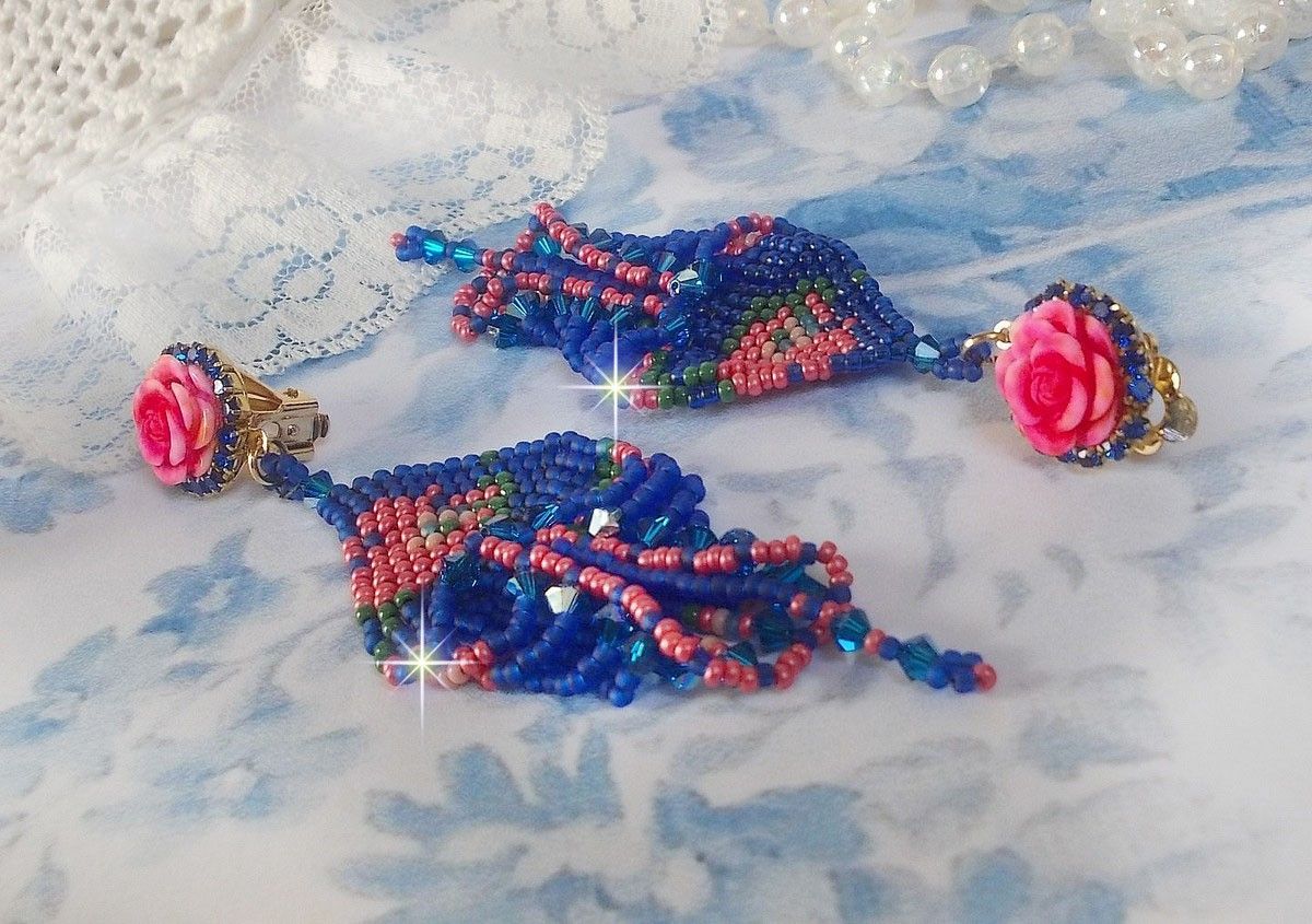 BO Bel'Nuit Bleue gemaakt met hoogwaardige rocailles, Swarovski kristallen, hars cabochons en een strass ketting.