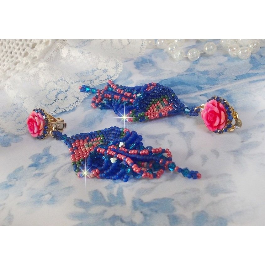 BO Bel'Nuit Bleue gemaakt met hoogwaardige rocailles, Swarovski kristallen, hars cabochons en een strass ketting.