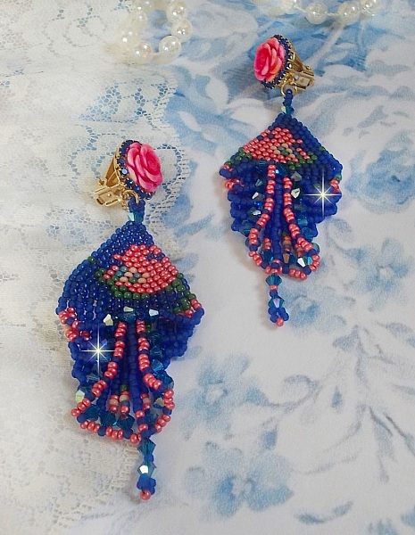 BO Bel'Nuit Bleue gemaakt met hoogwaardige rocailles, Swarovski kristallen, hars cabochons en een strass ketting.