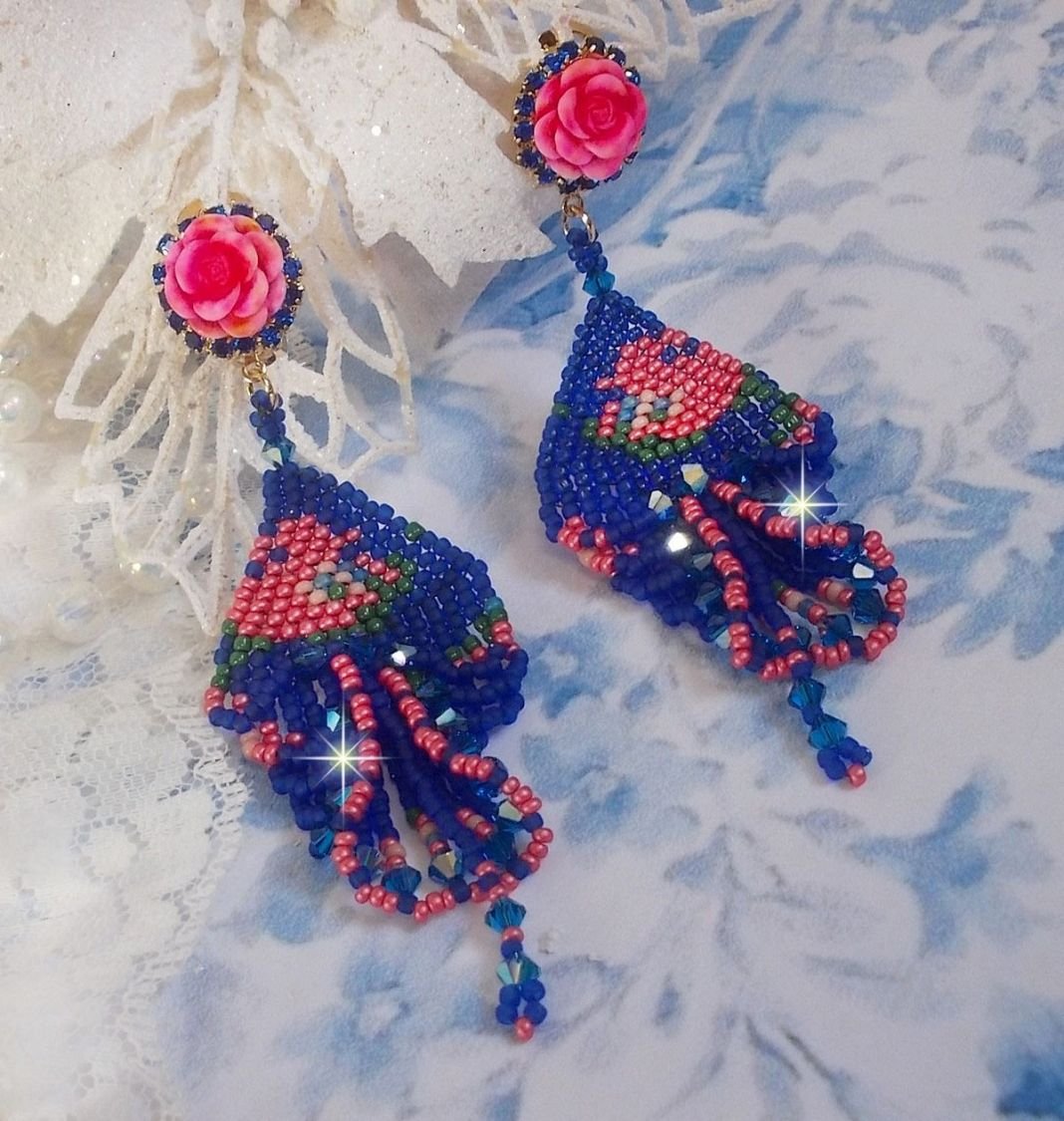 BO Bel'Nuit Bleue gemaakt met hoogwaardige rocailles, Swarovski kristallen, hars cabochons en een strass ketting.
