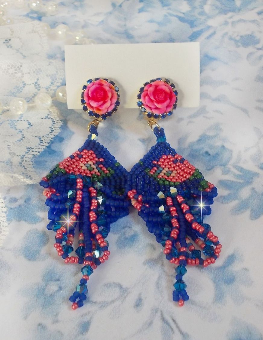 BO Bel'Nuit Bleue gemaakt met hoogwaardige rocailles, Swarovski kristallen, hars cabochons en een strass ketting.