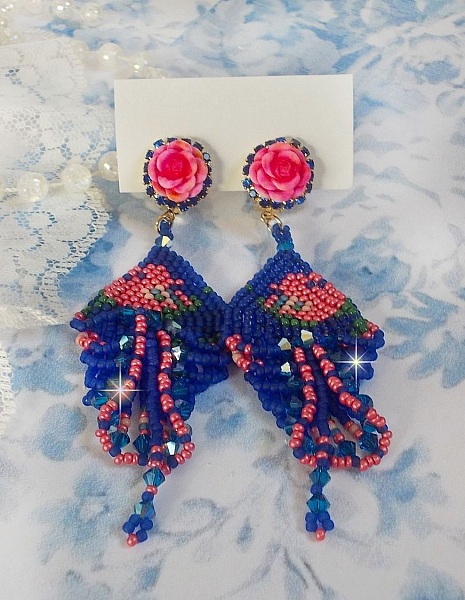 BO Bel'Nuit Bleue gemaakt met hoogwaardige rocailles, Swarovski kristallen, hars cabochons en een strass ketting.