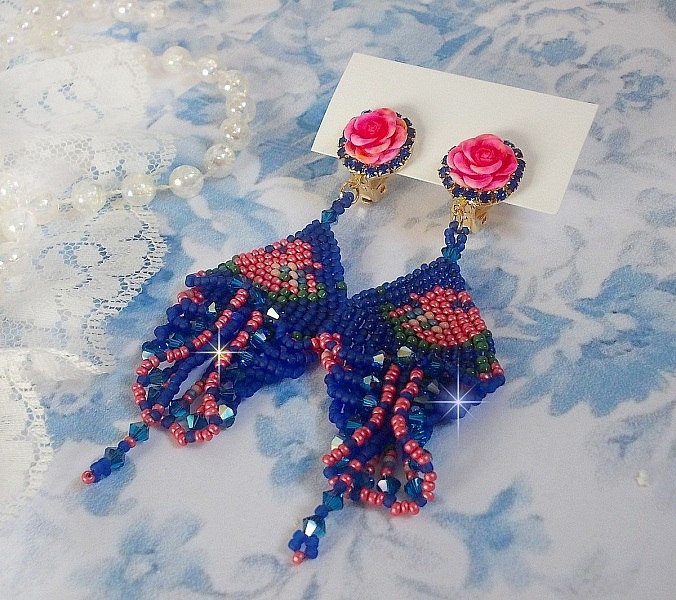 BO Bel'Nuit Bleue gemaakt met hoogwaardige rocailles, Swarovski kristallen, hars cabochons en een strass ketting.