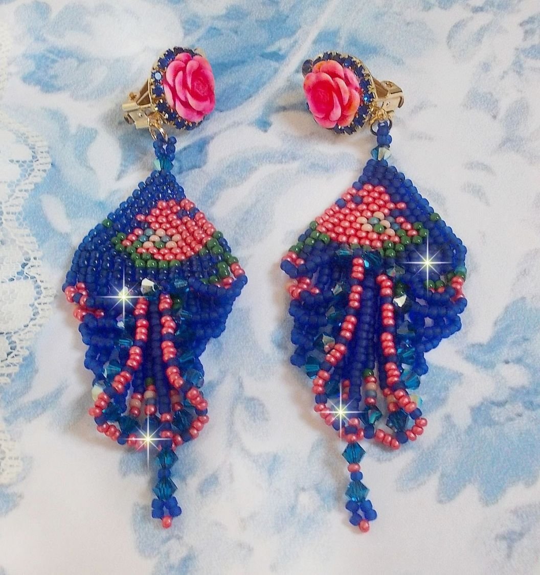 BO Bel'Nuit Bleue gemaakt met hoogwaardige rocailles, Swarovski kristallen, hars cabochons en een strass ketting.