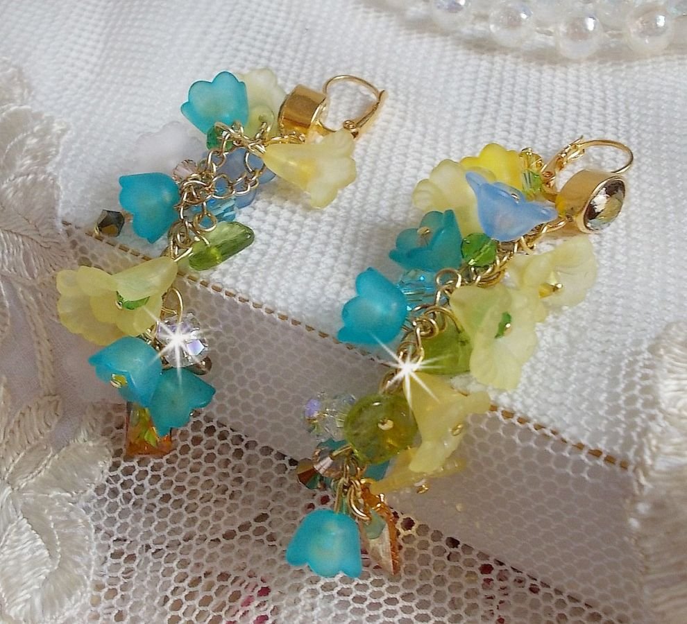 BO Bella Geel gemonteerd met Swarovski kristallen, matte bloemen en parels 