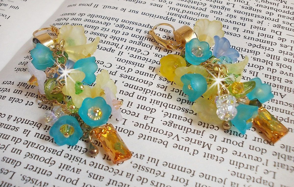 BO Bella Geel gemonteerd met Swarovski kristallen, matte bloemen en parels 