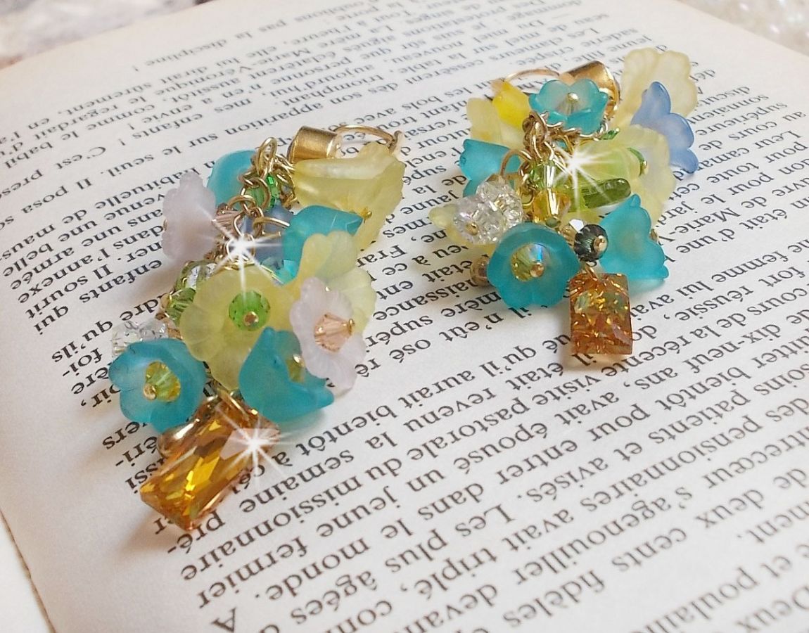 BO Bella Geel gemonteerd met Swarovski kristallen, matte bloemen en parels 