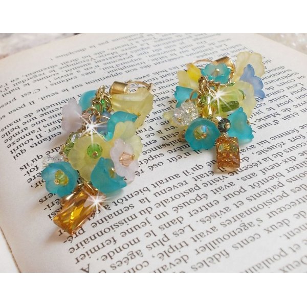 BO Bella Geel gemonteerd met Swarovski kristallen, matte bloemen en parels 