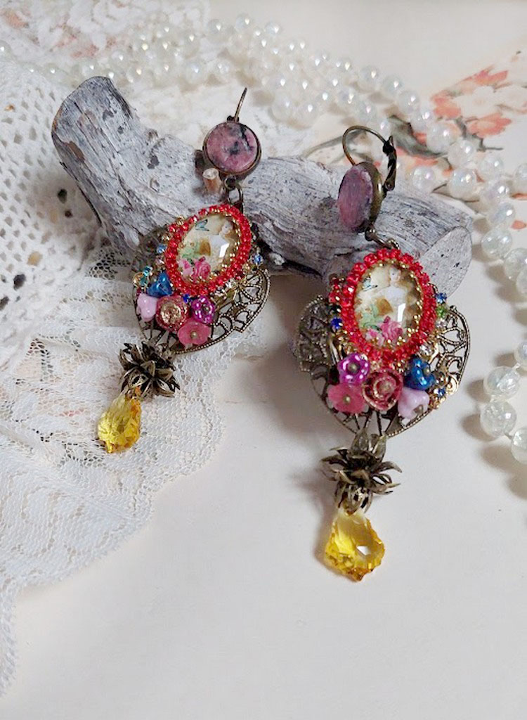 BO Belle classe montées avec estampes métal, cabochons verres, fleurs porcelaines et perles Cristal Swarovski.