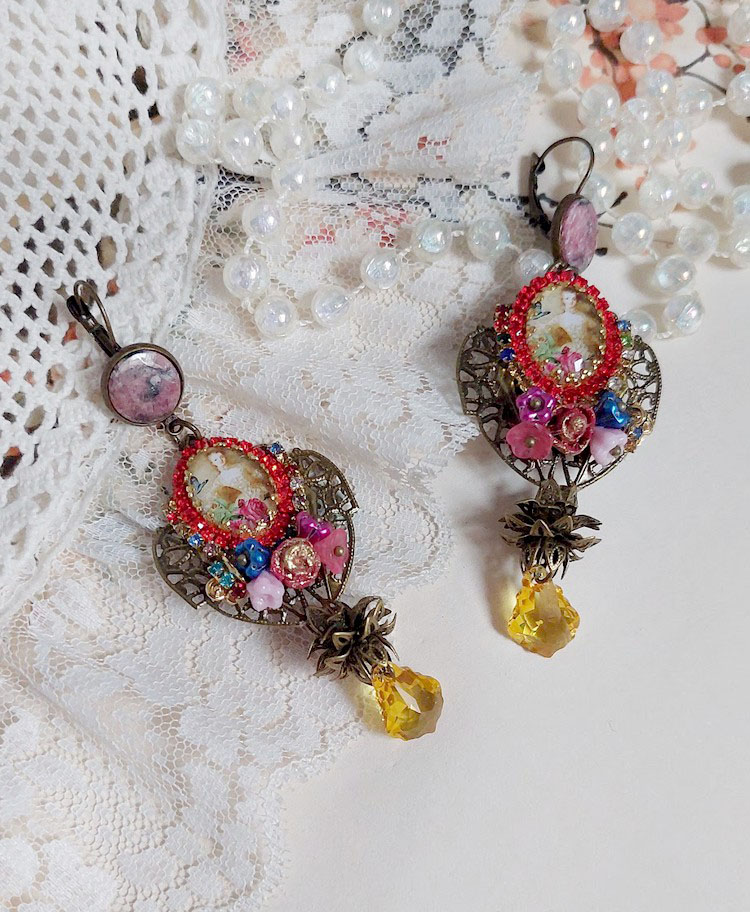 BO Belle classe montées avec estampes métal, cabochons verres, fleurs porcelaines et perles Cristal Swarovski.