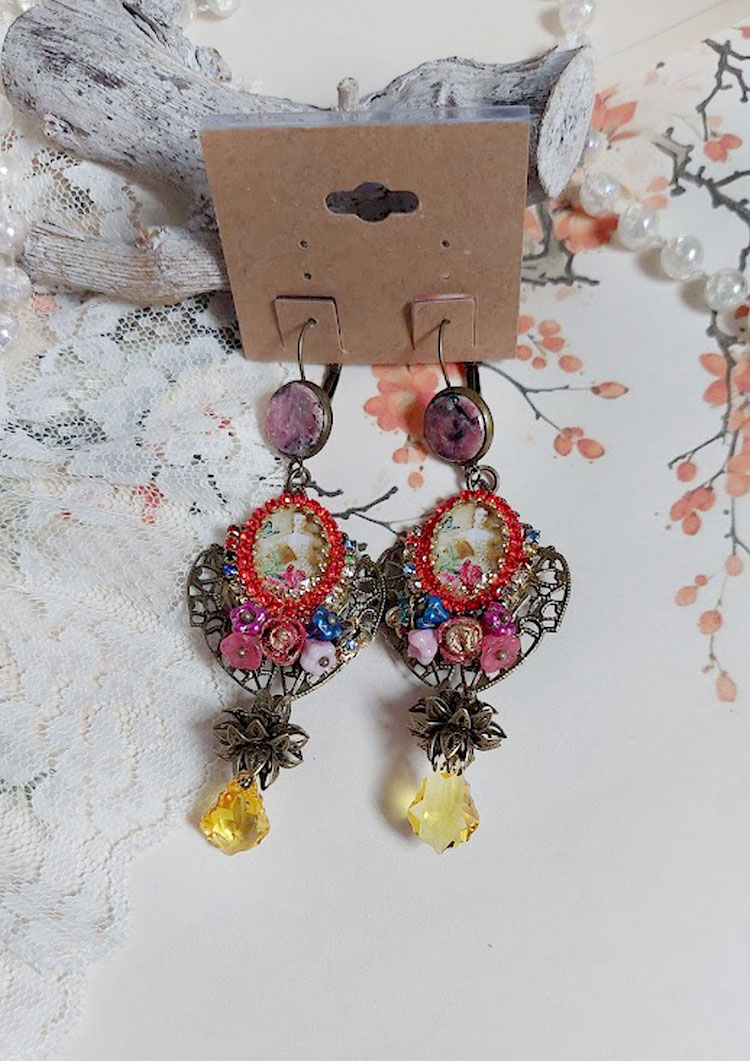 BO Belle classe montées avec estampes métal, cabochons verres, fleurs porcelaines et perles Cristal Swarovski.