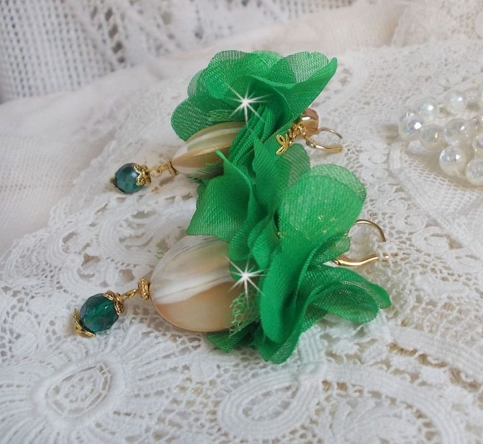 BO Belle Emeraude gemaakt met prachtige gebogen parels en bloemen in groene stof en bielzen