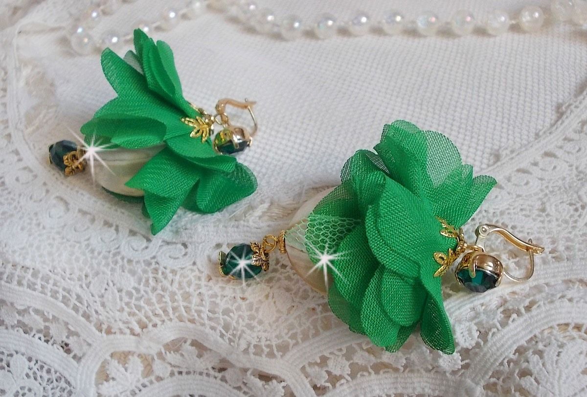BO Belle Emeraude gemaakt met prachtige gebogen parels en bloemen in groene stof en bielzen