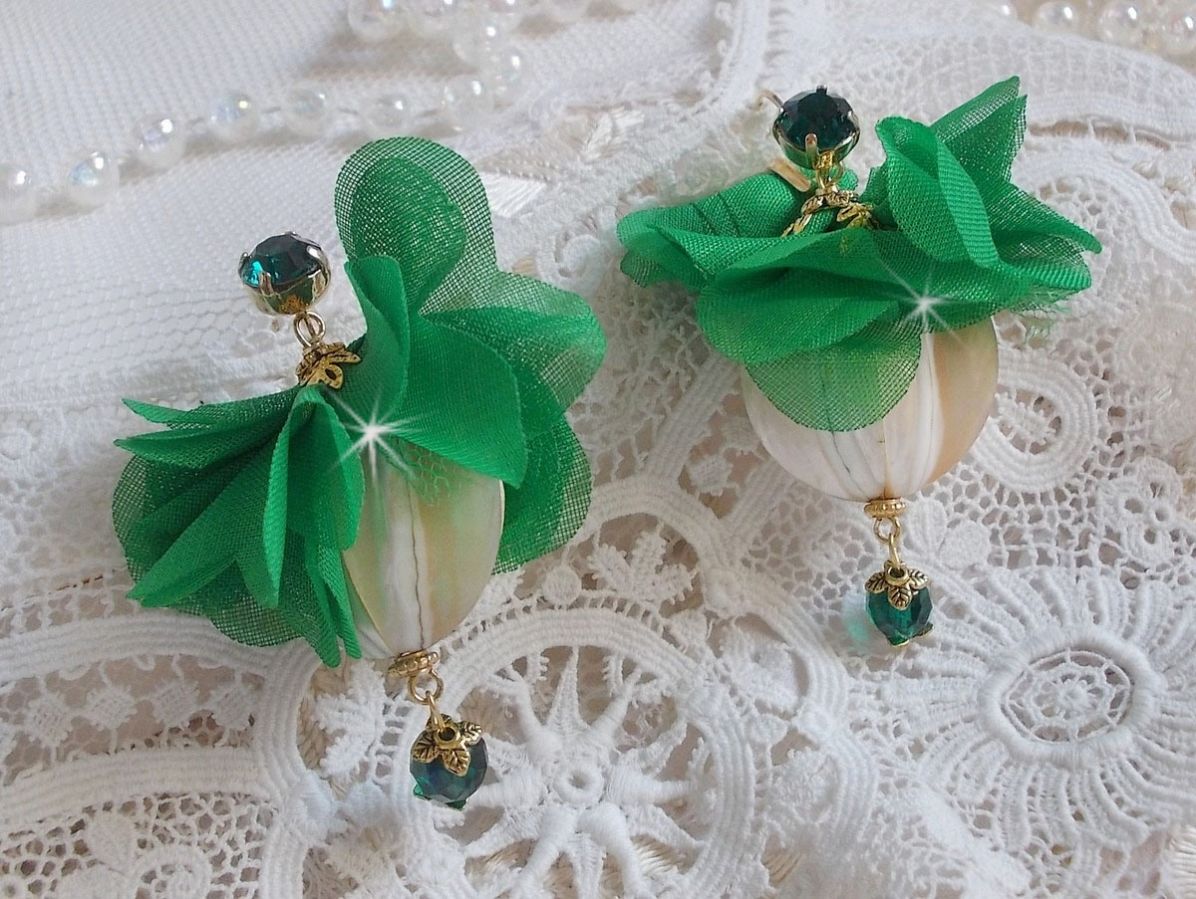 BO Belle Emeraude gemaakt met prachtige gebogen parels en bloemen in groene stof en bielzen