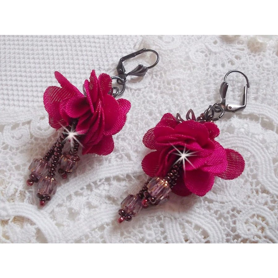 BO Belle Hélène gemaakt met een fuchsia stoffen bloem, Antiek Kristal Brons facetten en rocailles